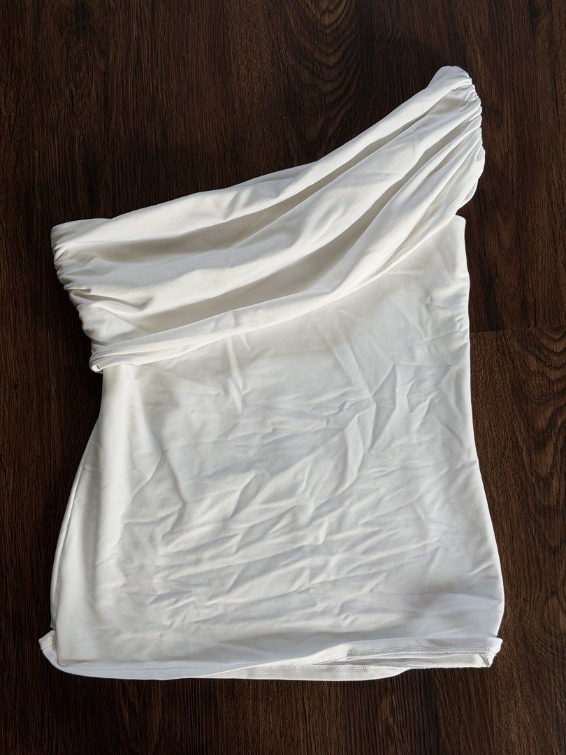 Ava the brand white off shoulder top (Category: Blouses) located in Pasig City. Submitted by curatedbymaria (Listing ID 1462928884, Image 2). Description: Like new Barely worn .