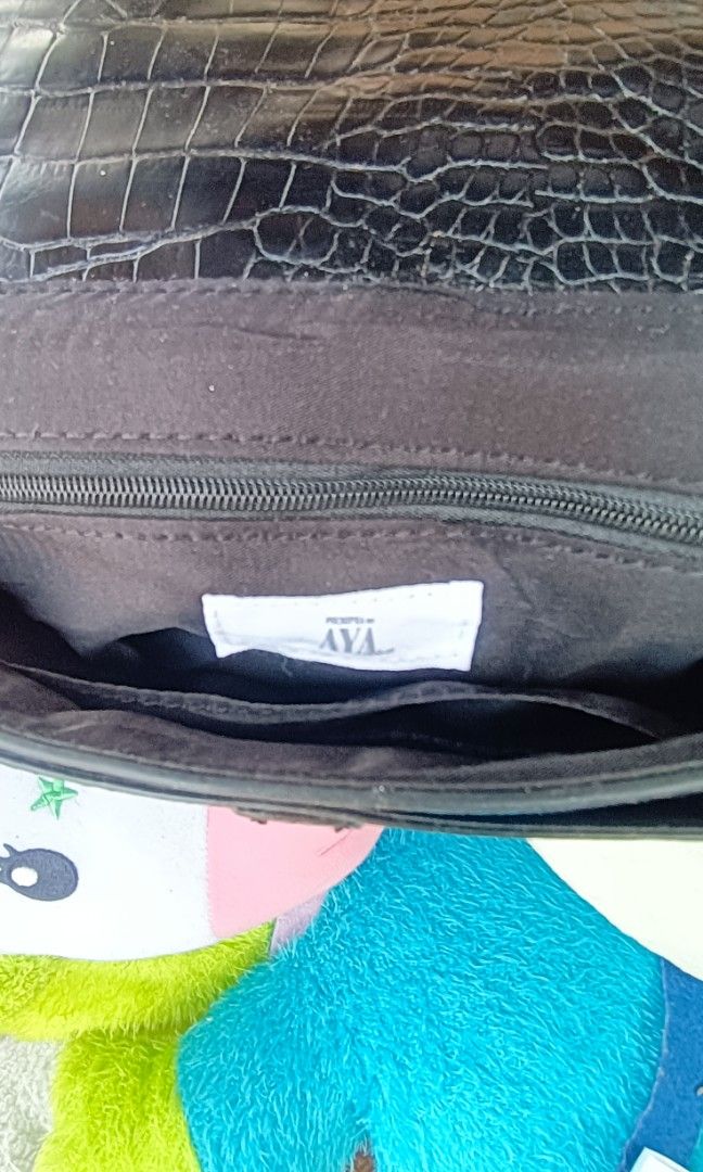 AYA SLING BAG (Category: Luxury Bags & Wallets) located in General Santos City (Dadiangas). Submitted by japan-ukay (Listing ID 1462953604, Image 3). Description: .