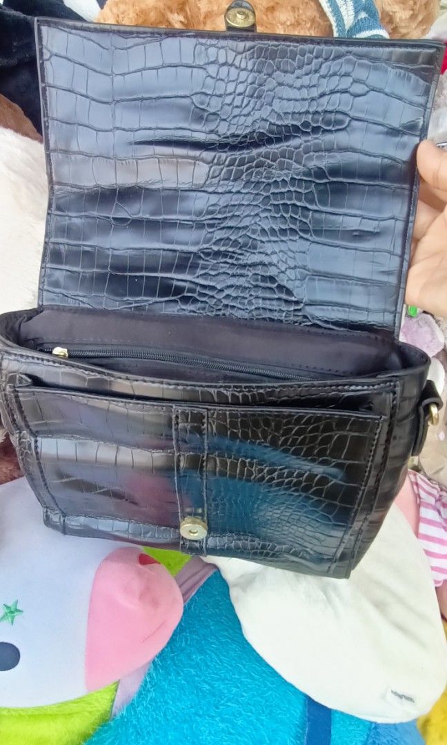 AYA SLING BAG (Category: Luxury Bags & Wallets) located in General Santos City (Dadiangas). Submitted by japan-ukay (Listing ID 1462953604, Image 2). Description: .