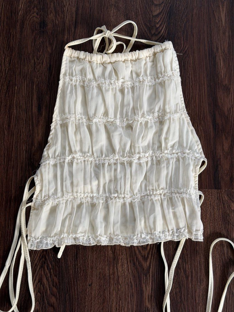 Backless tie halter top whitei (Category: Sleeveless) located in Pasig City. Submitted by curatedbymaria (Listing ID 1462929062, Image 1). Description: Cute top.