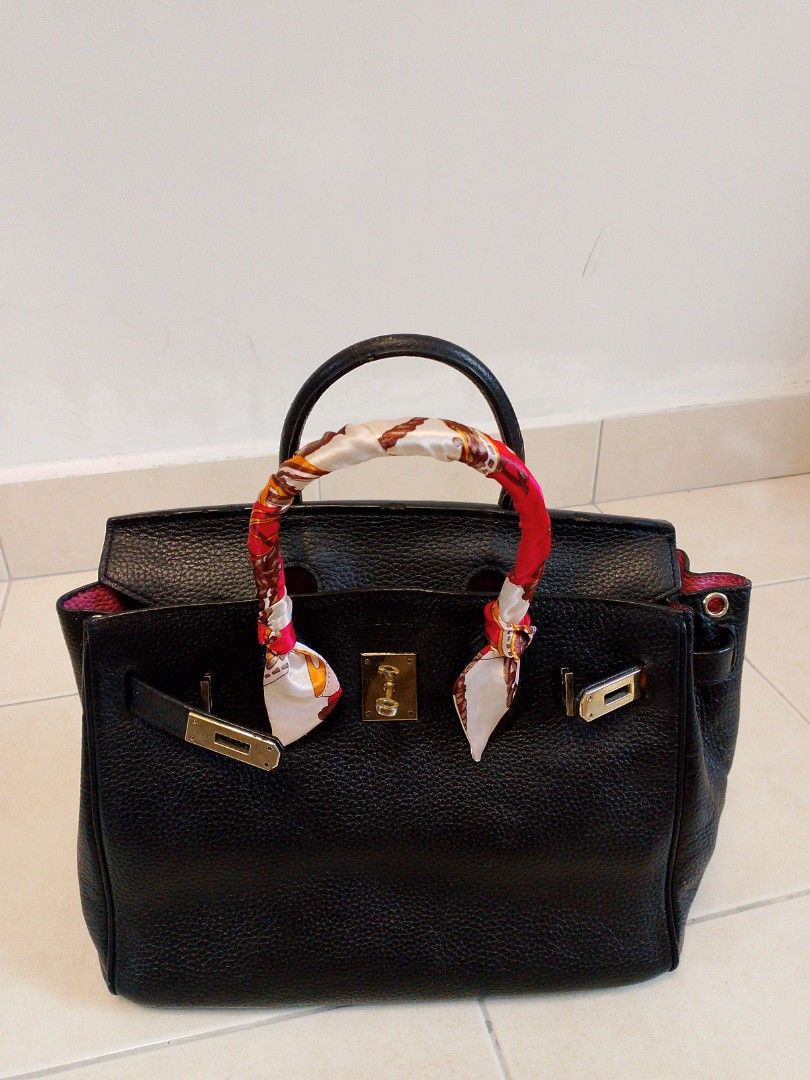 Bag bundle (Category: Bags & Wallets) located in Seremban. Submitted by ain_muainnzah83 (Listing ID 1462982010, Image 1). Description: .