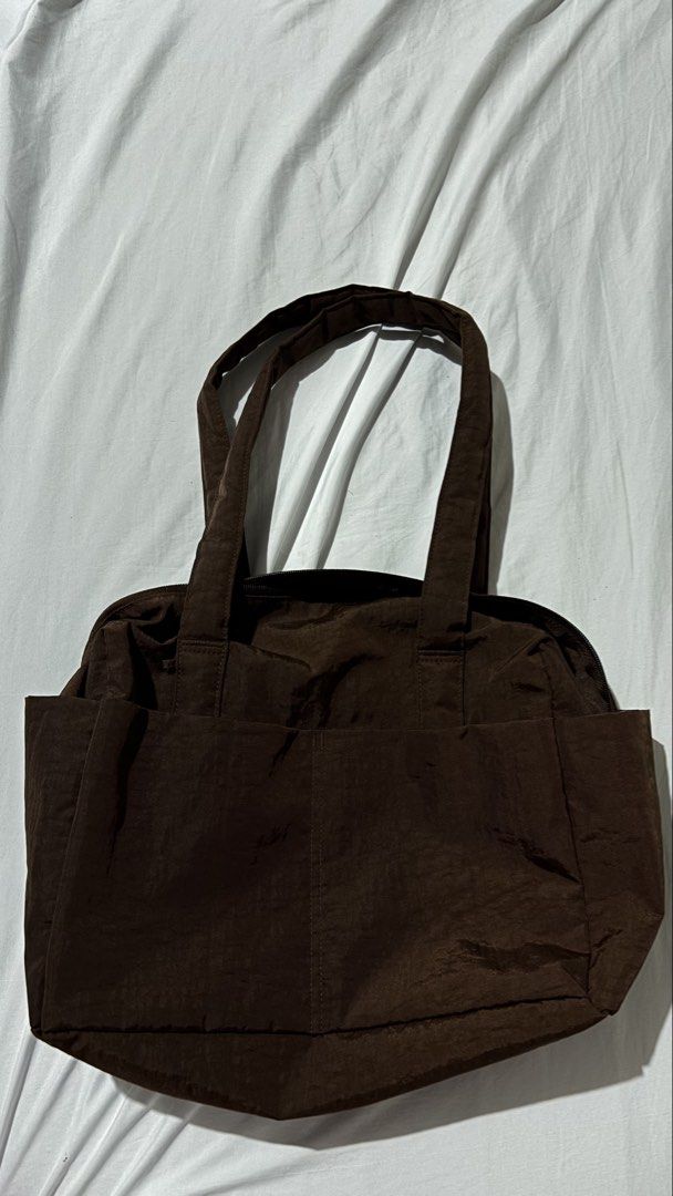 Baggu Everyday Cloud Bag - Coffee (Category: Tote Bags) located in Makati City. Submitted by coolcat49 (Listing ID 1463082819, Image 2). Description: RFS: does not fit my 16 inch laptop if i add other things in the bag 😬 Bought at Certified Calm Rockwell Color: Coffee (dark brown) Used once, basically brand new .