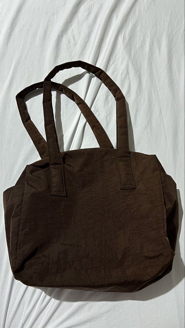 Baggu Everyday Cloud Bag - Coffee (Category: Tote Bags) located in Makati City. Submitted by coolcat49 (Listing ID 1463082819, Image 3). Description: RFS: does not fit my 16 inch laptop if i add other things in the bag 😬 Bought at Certified Calm Rockwell Color: Coffee (dark brown) Used once, basically brand new .