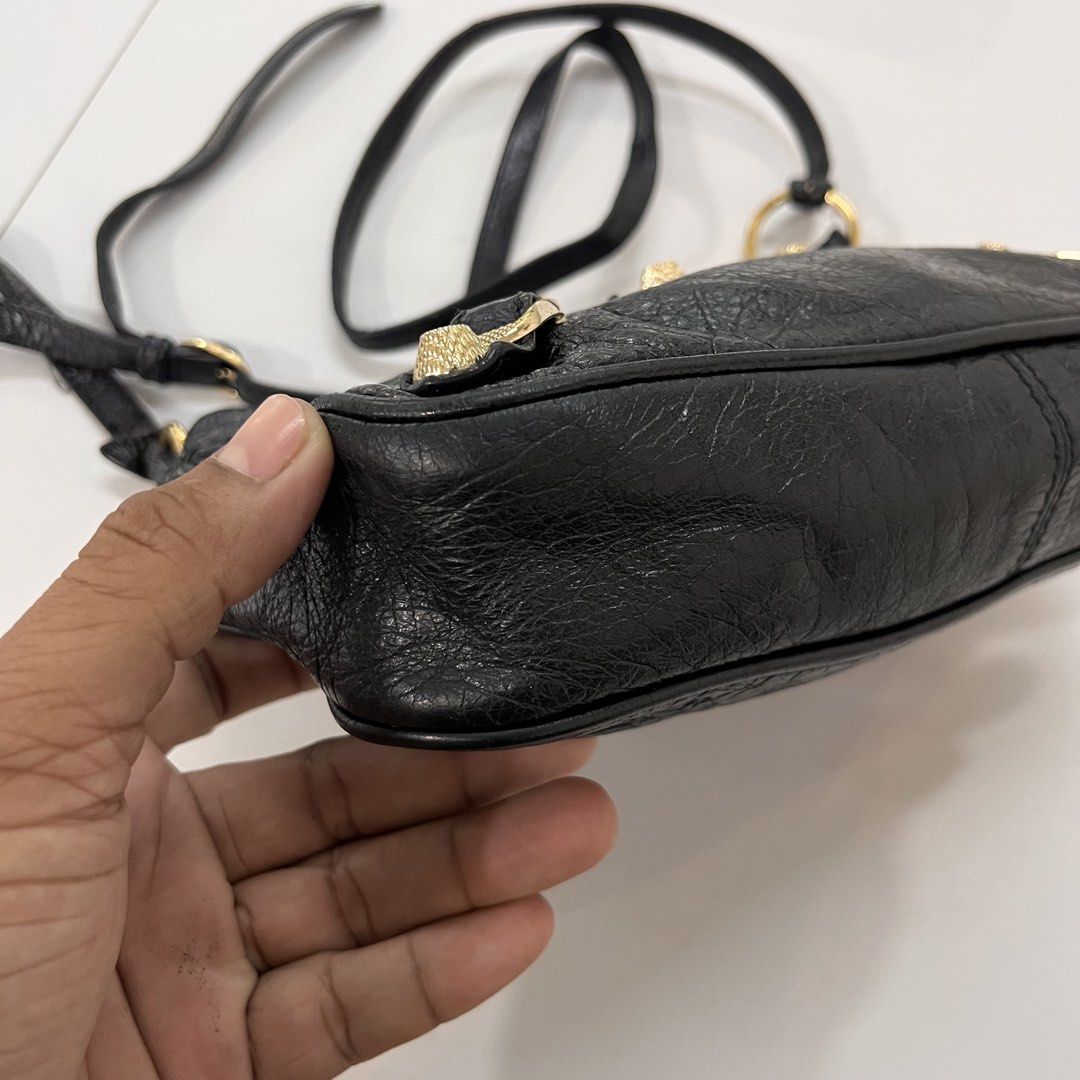 Balenciaga (Category: Luxury Bags & Wallets) located in Bacolod City. Submitted by hanap_ukay_540 (Listing ID 1462907586, Image 3). Description: Balenciaga Check each photo to see the details Location: Negros Occ Bacolod City Price: 18000 or best offer First to pay yours Dm me if interested .