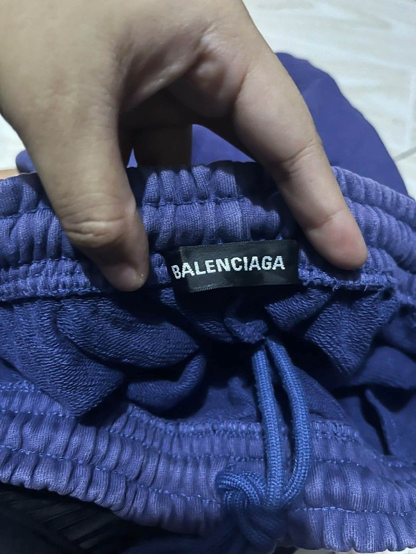 Balenciaga Short (Category: Activewear) located in Manila. Submitted by bibiies2.0xghettothrift (Listing ID 1462887842, Image 3). Description: Balenciaga Short Mine 1k Details W30-34 L19 Large Loc. Baclaran parañaque.