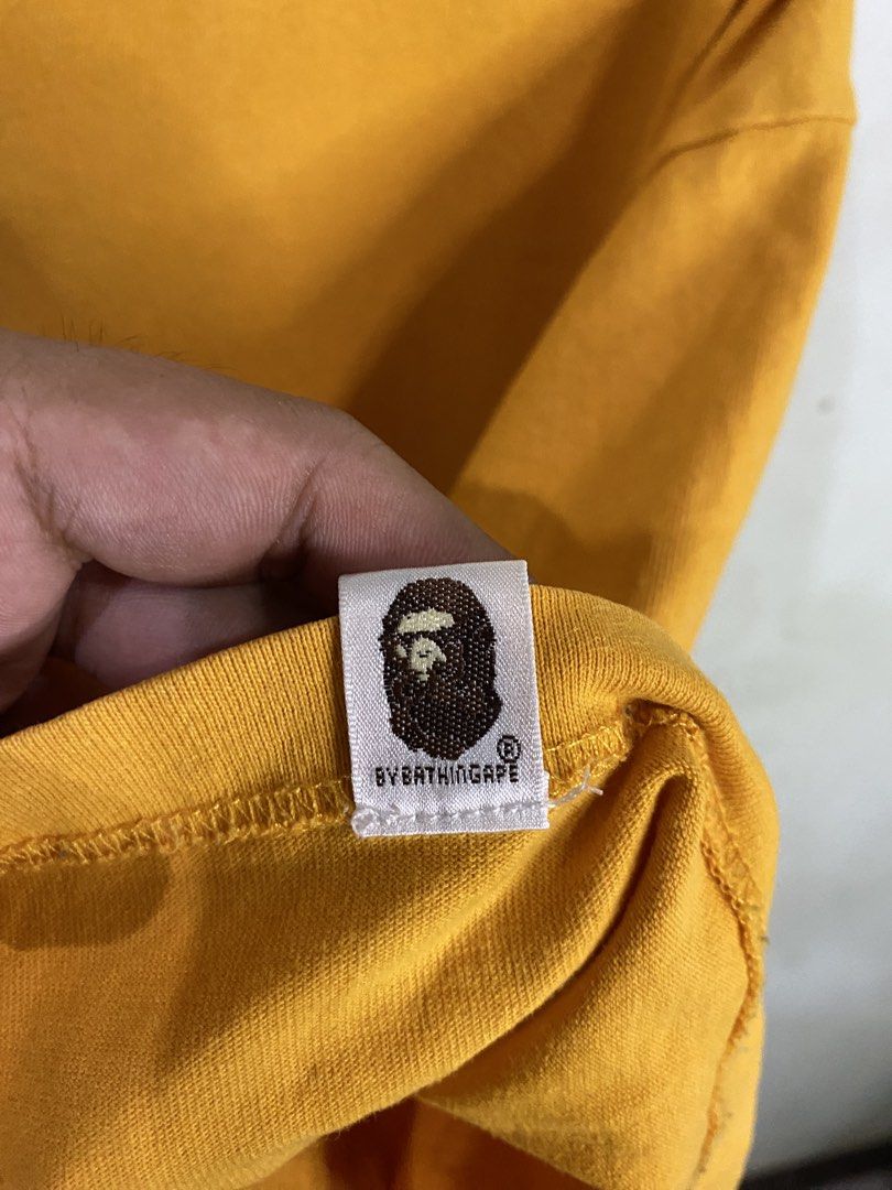 BAPE BIG HEAD (Category: Tshirts & Polo Shirts ) located in Rizal. Submitted by thrift.cartel (Listing ID 1463093725, Image 3). Description: CUT NECK TAG LINTS.