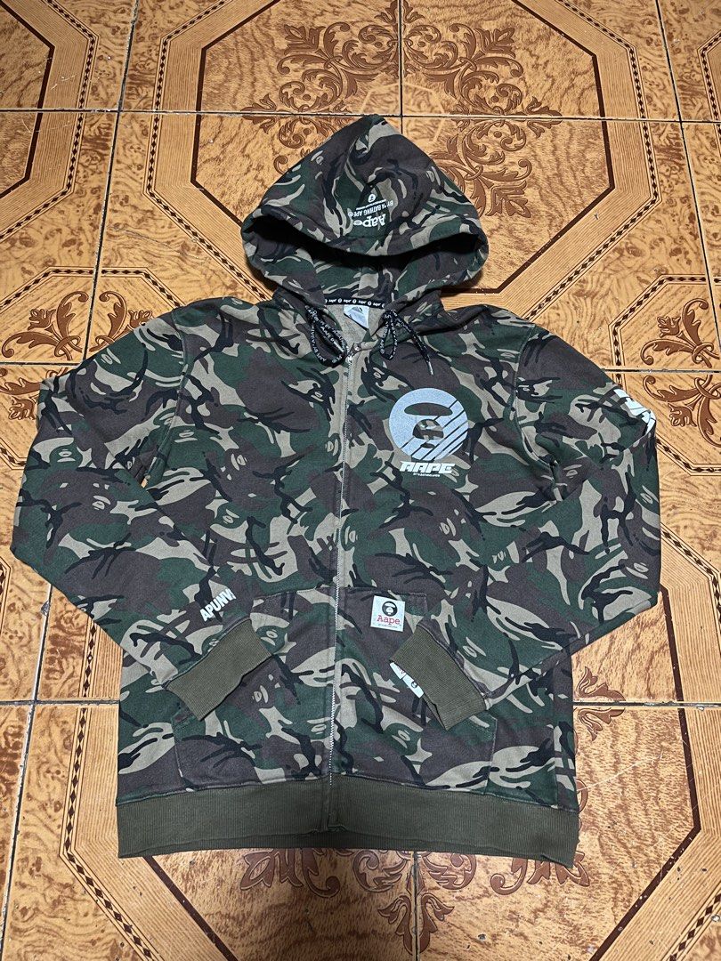 BAPE Camo Full Zip Hoodie (Category: Coats, Jackets and Outerwear) located in Manila. Submitted by ok.je3m (Listing ID 1463057587, Image 1). Description: - No issue - Classic BAPE camo pattern - Full zip closure - Iconic ape head logo on chest and sleeve - Drawstring adjustable hood - Ribbed cuffs and hem for a snug fit - Ideal for everyday casual wear.