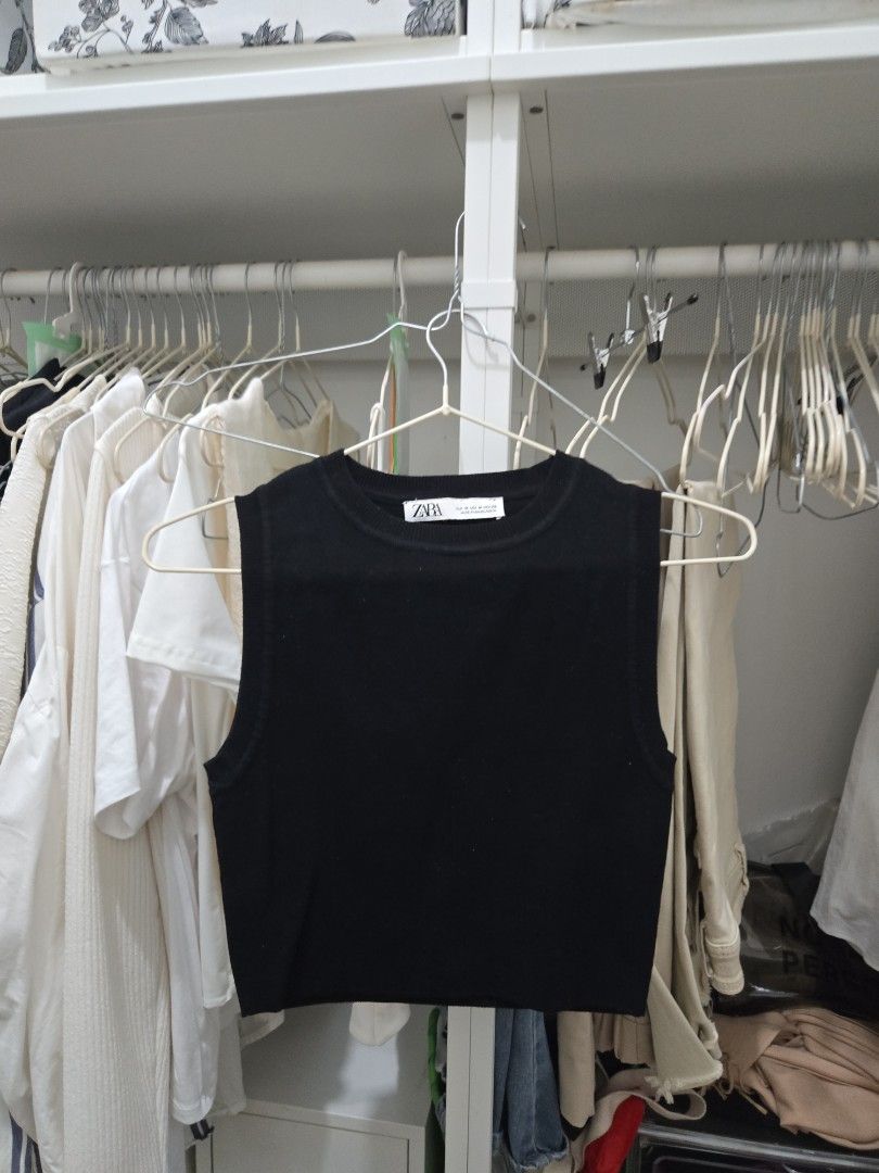 Basic Black Top - Zara (Category: Sleeveless) located in Agoncillo. Submitted by ariannacvii (Listing ID 1462985504, Image 1). Description: 👚 Pre-Loved Basic Black Top — ₱200 I’m currently decluttering my wardrobe and letting go of some of my pre-loved clothes! 🤍 • Size: M • Brand: Zara • Condition: Like New • Price: ₱200 ✨ Perfect for casual, everyday outfits and easy to style! 📌 IMPORTANT NOTE: Some of my clothes have been stored and unused 