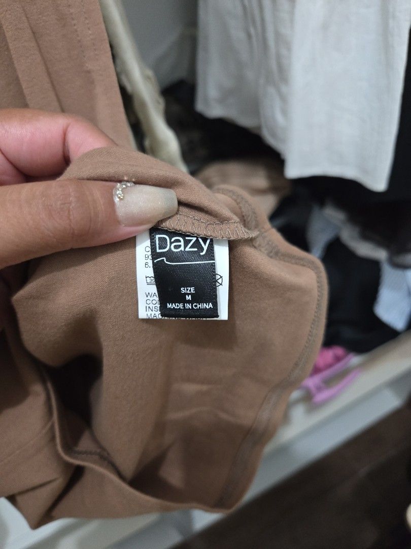 Basic Brown Top - Dazy (Category: Sleeveless) located in Agoncillo. Submitted by ariannacvii (Listing ID 1462981705, Image 2). Description: 👚 Pre-Loved Basic Brown Top — ₱150 I’m currently decluttering my wardrobe and letting go of some of my pre-loved clothes! 🤍 • Size: M • Brand: Dazy (SheIn) • Condition: Like New • Price: ₱150 ✨ Perfect for casual, everyday outfits and easy to style! 📌 IMPORTANT NOTE: Some of my clothes have been stored and