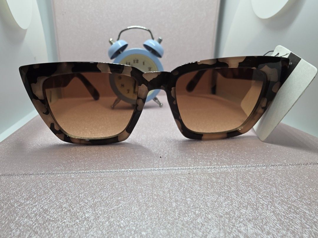 BBased Design HK (Category: Sunglasses & Eyewear) located in La Trinidad. Submitted by zasha28 (Listing ID 1462914694, Image 3). Description: Oversizes frame Optical grade frames.