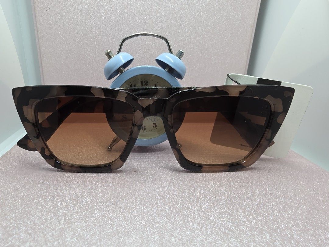 BBased Design HK (Category: Sunglasses & Eyewear) located in La Trinidad. Submitted by zasha28 (Listing ID 1462914694, Image 1). Description: Oversizes frame Optical grade frames.