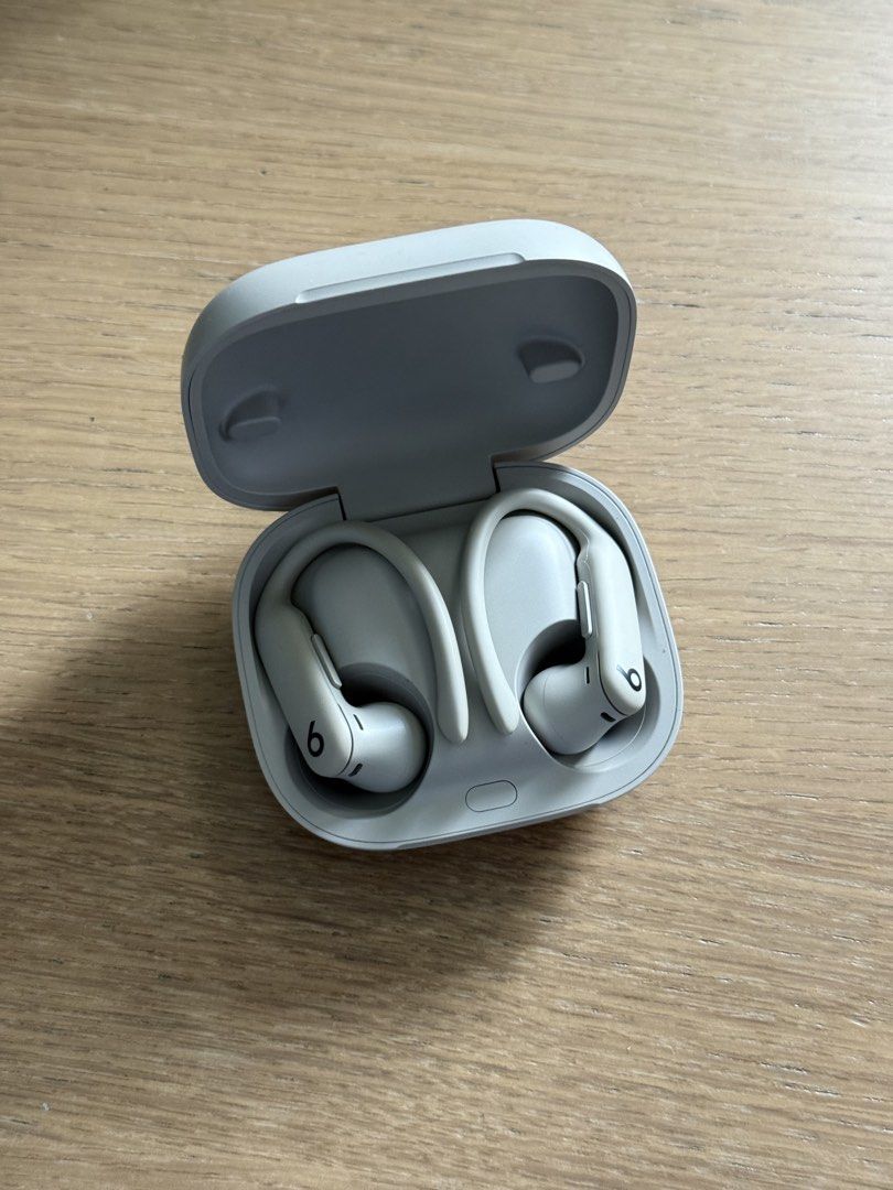 Beats Powerbeats Pro 2 Wireless Earbuds Charging Case （分類：耳機）位於 Hong Kong。 由 cx11023 提交（商品編號 1463017261，圖片 3）。簡介： Selling a set of Beats Powerbeats Pro wireless earbuds. Comes with the charging case. Light grey colour. Great for workouts and everyday use. Earbuds have ear hooks for a secure fit. Case is compact and easy to carry.。