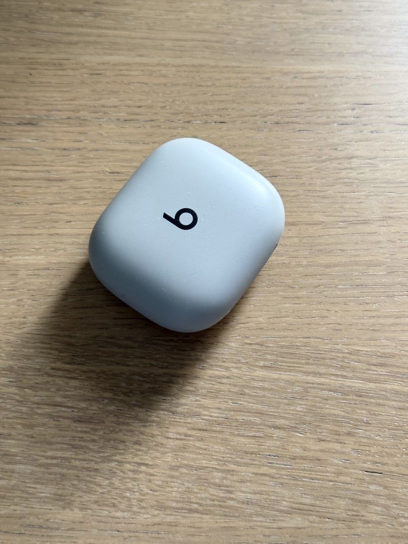 Beats Powerbeats Pro 2 Wireless Earbuds Charging Case （分類：耳機）位於 Hong Kong。 由 cx11023 提交（商品編號 1463017261，圖片 1）。簡介： Selling a set of Beats Powerbeats Pro wireless earbuds. Comes with the charging case. Light grey colour. Great for workouts and everyday use. Earbuds have ear hooks for a secure fit. Case is compact and easy to carry.。