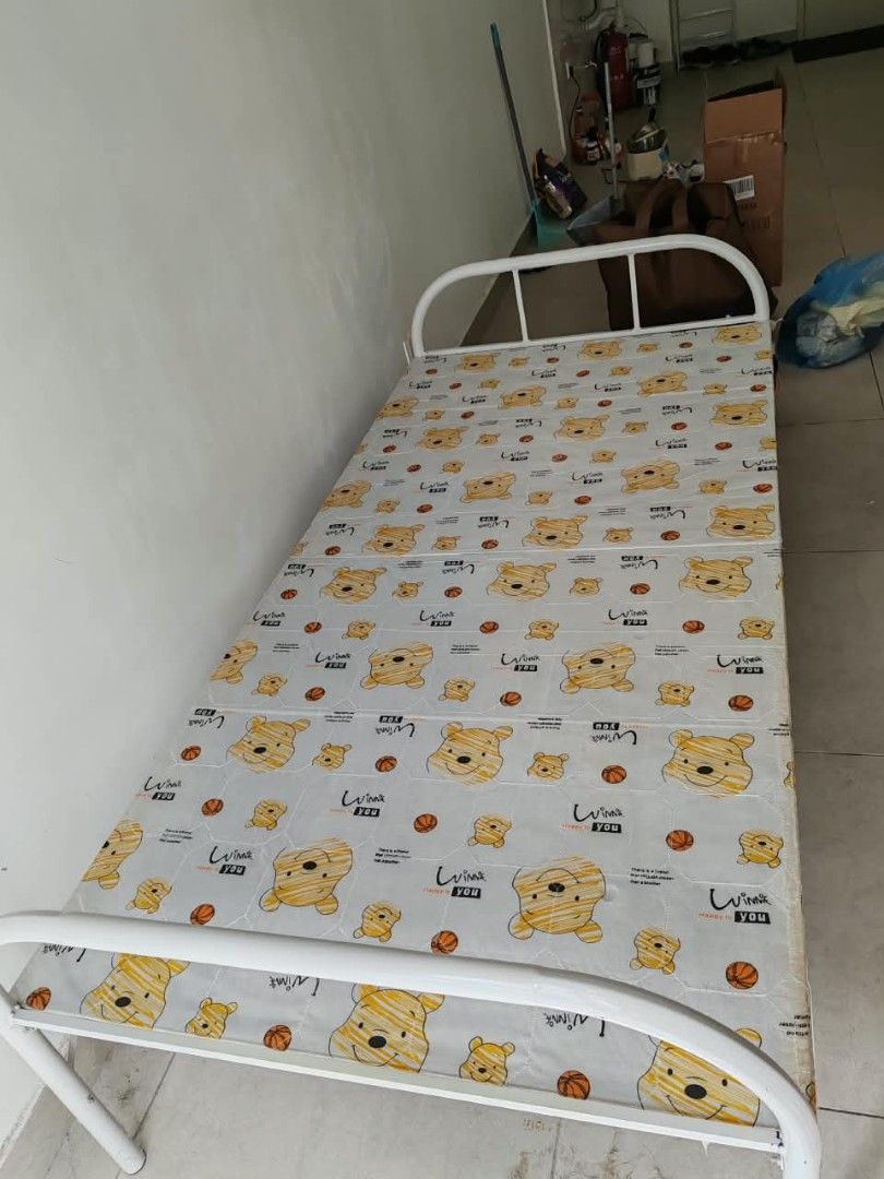 bed frame (Category: Bedding & Towels) located in Klang. Submitted by minion_991 (Listing ID 1462923488, Image 2). Description: meet up within selangor. Come pick up yourself. Price is negotiable👍.