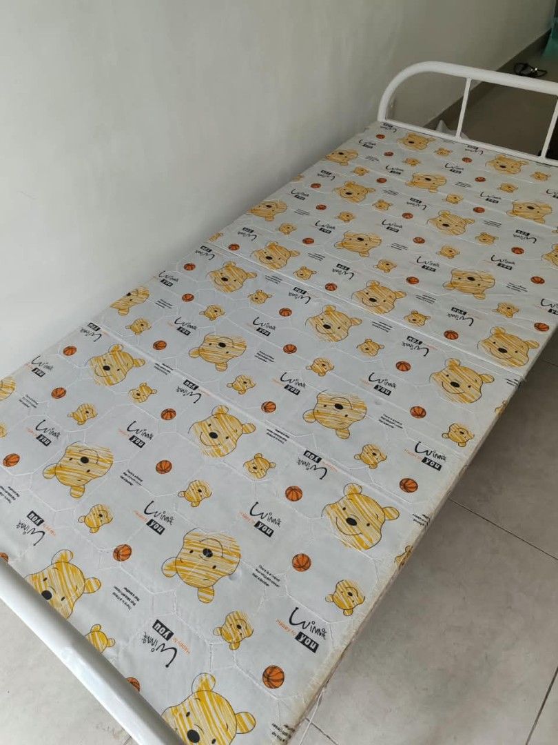 bed frame (Category: Bedding & Towels) located in Klang. Submitted by minion_991 (Listing ID 1462923488, Image 1). Description: meet up within selangor. Come pick up yourself. Price is negotiable👍.