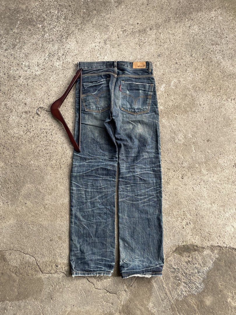 BendevisDenim Jeans (Category: Jeans) located in Polomolok. Submitted by madagascarts (Listing ID 1463029407, Image 2). Description: - Classic blue denim jeans from BENDAVIS - Features a distressed wash with visible fading and whiskering - Straight leg fit - Button fly closure - Great for everyday wear - Please check photos for detailed condition.