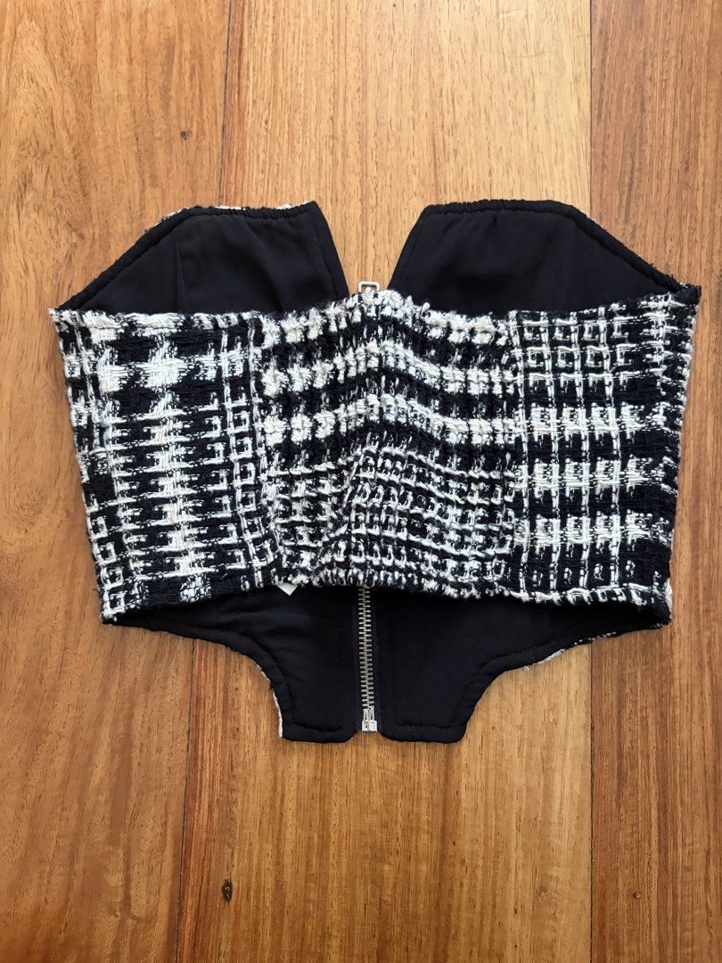 Bershka Black & White Pattern Tube Top (Category: Sleeveless) located in Pasig City. Submitted by riikawa (Listing ID 1462897216, Image 2). Description: - Cool patterned corset top from Bershka - Front zipper closure - Size: XS .