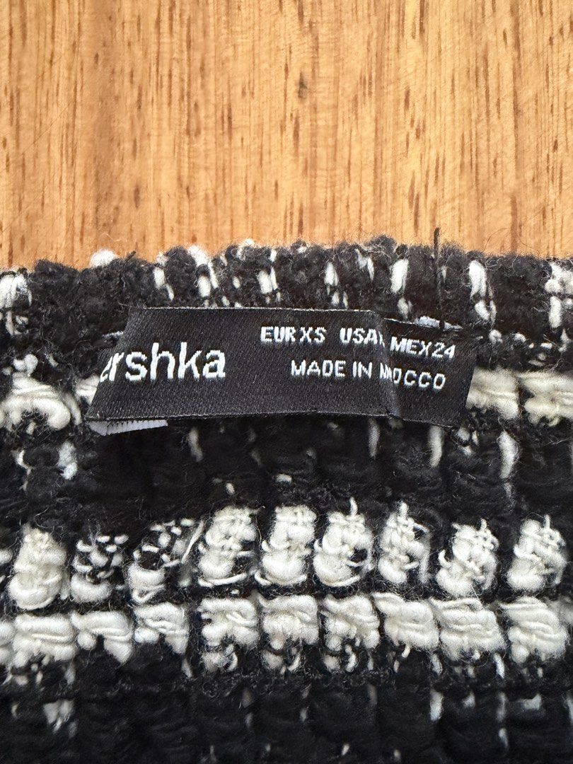 Bershka Black & White Pattern Tube Top (Category: Sleeveless) located in Pasig City. Submitted by riikawa (Listing ID 1462897216, Image 3). Description: - Cool patterned corset top from Bershka - Front zipper closure - Size: XS .