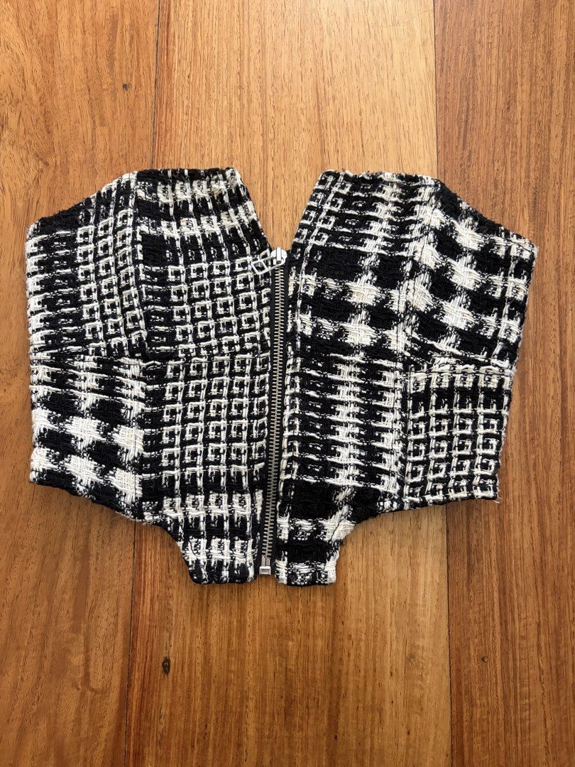 Bershka Black & White Pattern Tube Top (Category: Sleeveless) located in Pasig City. Submitted by riikawa (Listing ID 1462897216, Image 1). Description: - Cool patterned corset top from Bershka - Front zipper closure - Size: XS .