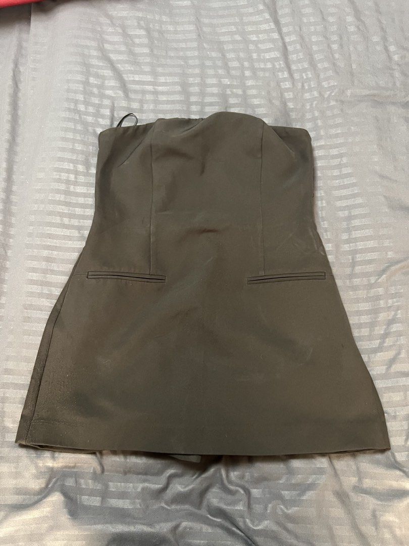 Bershka Black Strapless Blazer Romper (Category: Rompers) located in Paranaque City. Submitted by dubaichocolei (Listing ID 1462950249, Image 1). Description: - Black strapless romper from Bershka - Blazer-style design - Features front pockets - Zipper closure at the back - Ideal for night outs or parties - Comfortable and stylish.