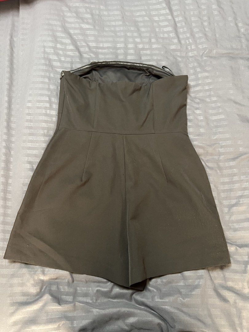 Bershka Black Strapless Blazer Romper (Category: Rompers) located in Paranaque City. Submitted by dubaichocolei (Listing ID 1462950249, Image 2). Description: - Black strapless romper from Bershka - Blazer-style design - Features front pockets - Zipper closure at the back - Ideal for night outs or parties - Comfortable and stylish.