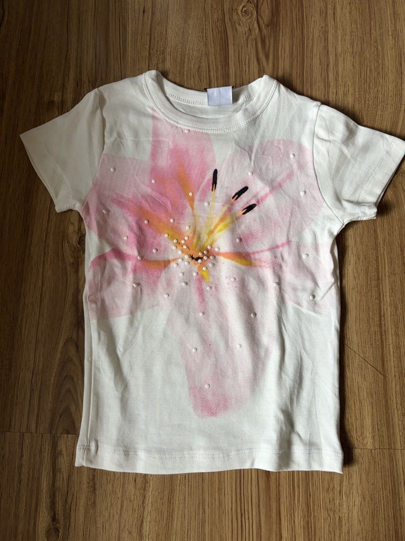 Bershka Floral Top (Category: Shirts) located in San Pedro. Submitted by nikkiabc.777 (Listing ID 1462905479, Image 1). Description: BERSHKA FLORAL TOP - size small (can fit size xs to small) - brandnew; with tag .