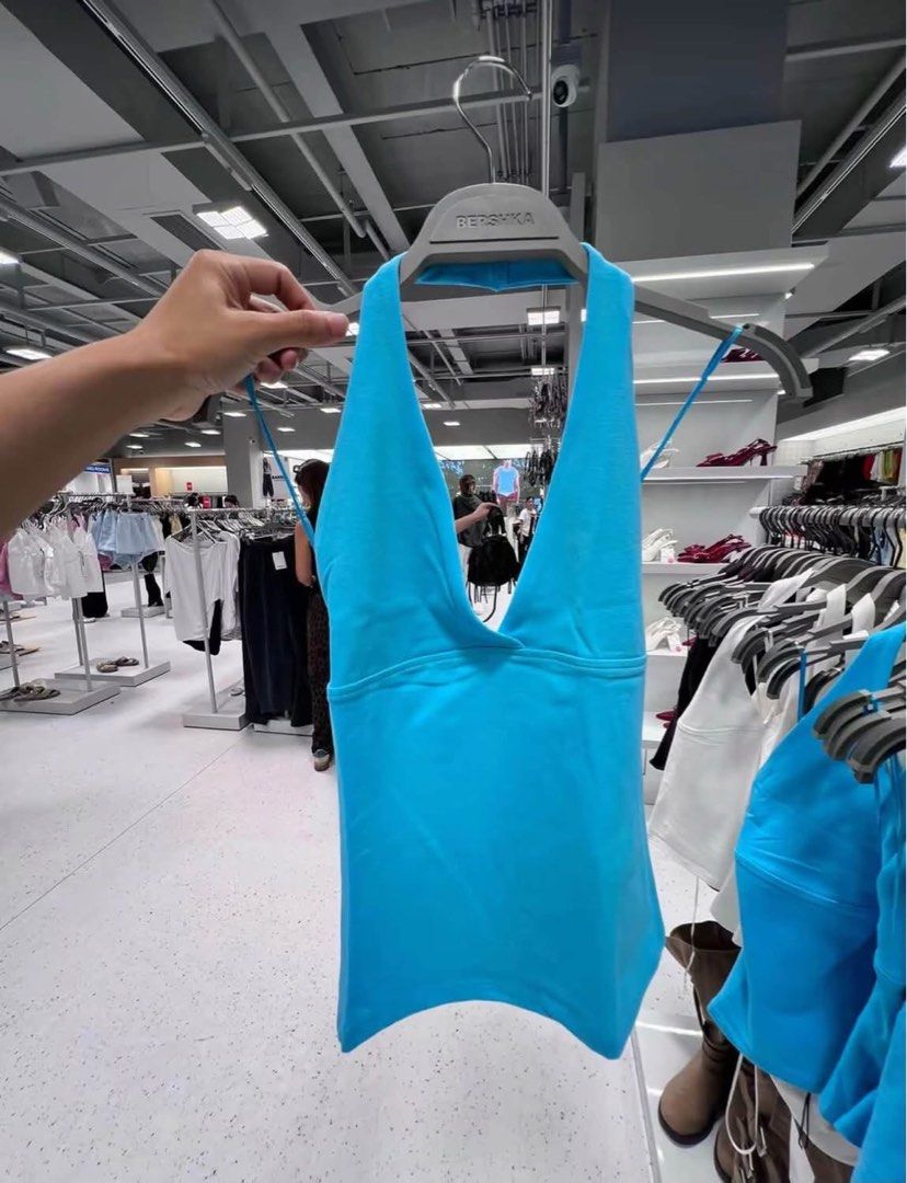 bershka halter top (Category: Sleeveless) located in Manila. Submitted by nadz.28 (Listing ID 1462958699, Image 2). Description: overruns blue small brown med.