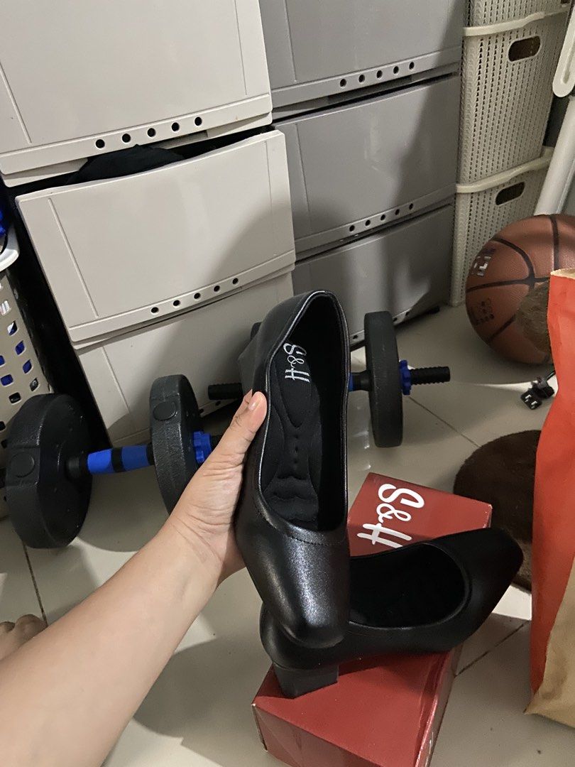 Black Block Heels (Category: Heels) located in Manila. Submitted by kmc09 (Listing ID 1463107782, Image 3). Description: Selling my S&H black shoes 1 inch heels Once lang nagamit nung graduation day last September 14:) Women size 39 bought in rob manila for 1,499, selling it for low price rfs: hindi na po magagamit .