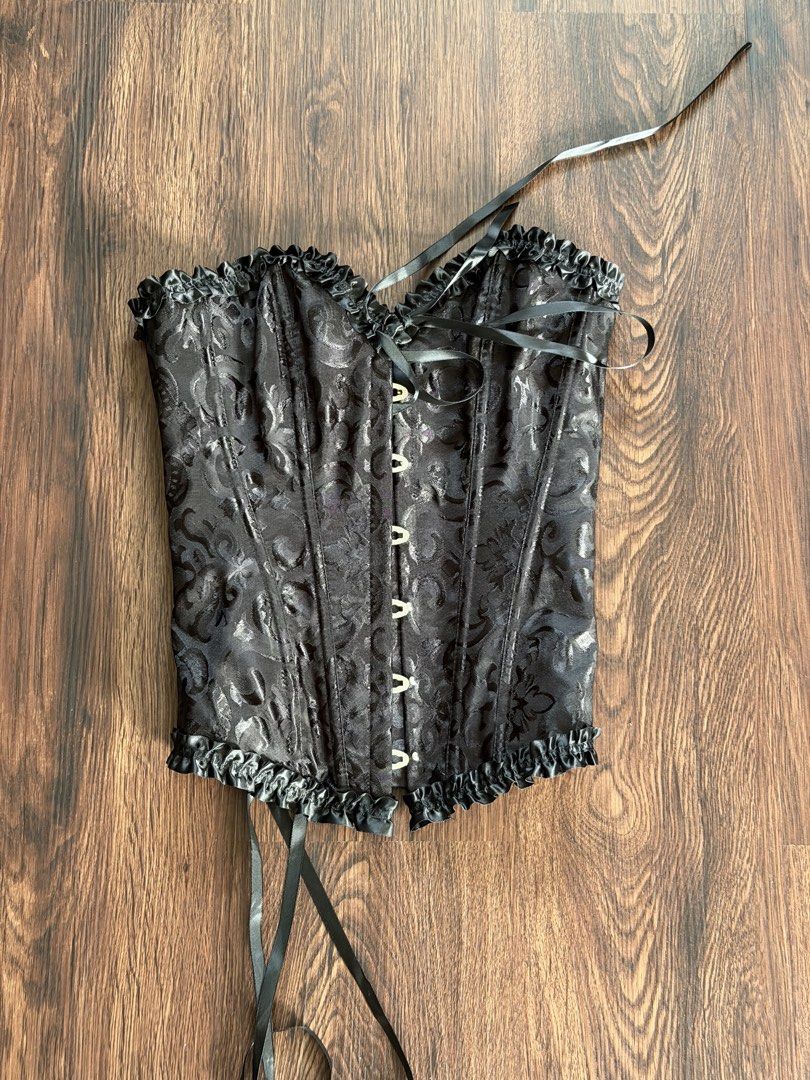 Black corset top (Category: Sleeveless) located in Pasig City. Submitted by curatedbymaria (Listing ID 1462924598, Image 1). Description: Black corset top Perfect for Halloween .