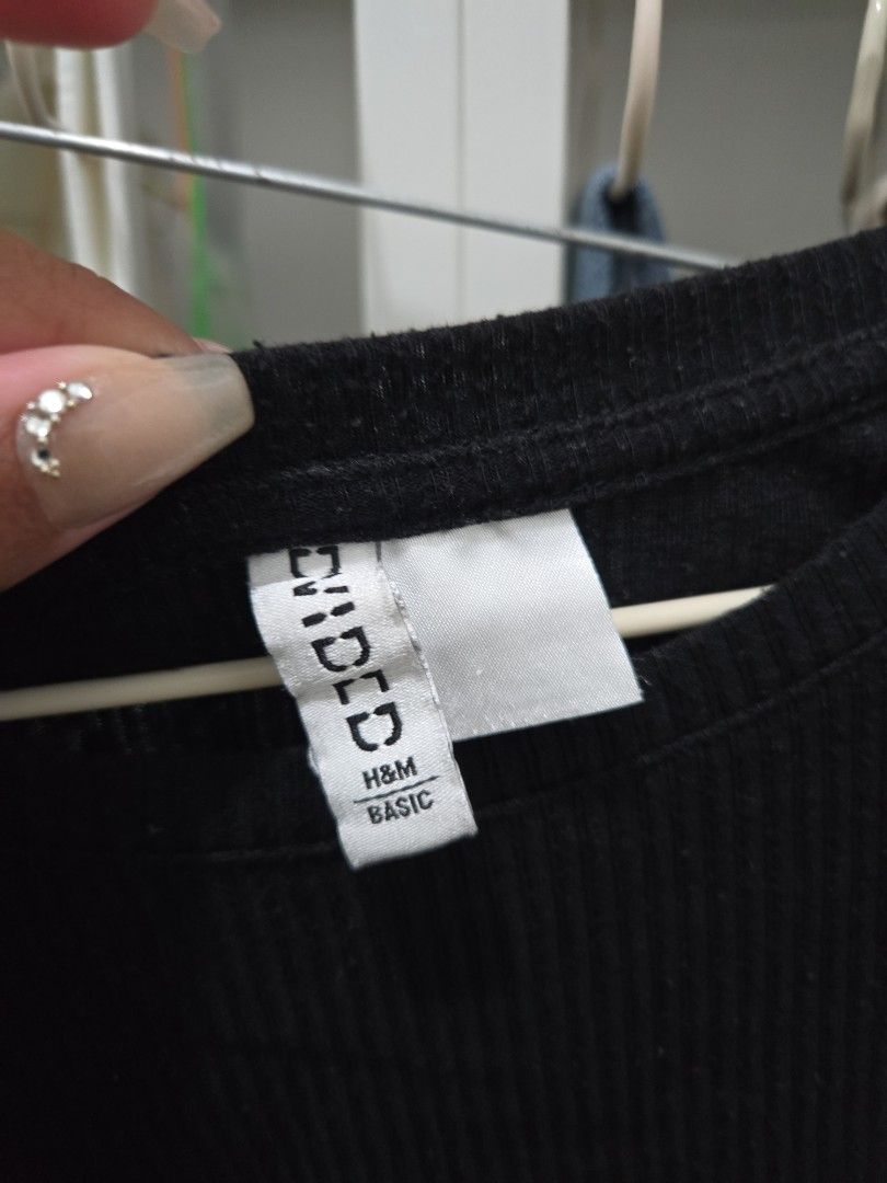 Black Crop Top - H&M (Category: Shirts) located in Agoncillo. Submitted by ariannacvii (Listing ID 1462993703, Image 2). Description: 👚 Pre-Loved Black Crop Top — ₱85 I’m currently decluttering my wardrobe and letting go of some of my pre-loved clothes! 🤍 • Size: S • Brand: H&M • Condition: Lightly Used • Price: ₱85 ✨ Perfect for casual, everyday outfits and easy to style! 📌 IMPORTANT NOTE: Some of my clothes have been stored and unused for qu
