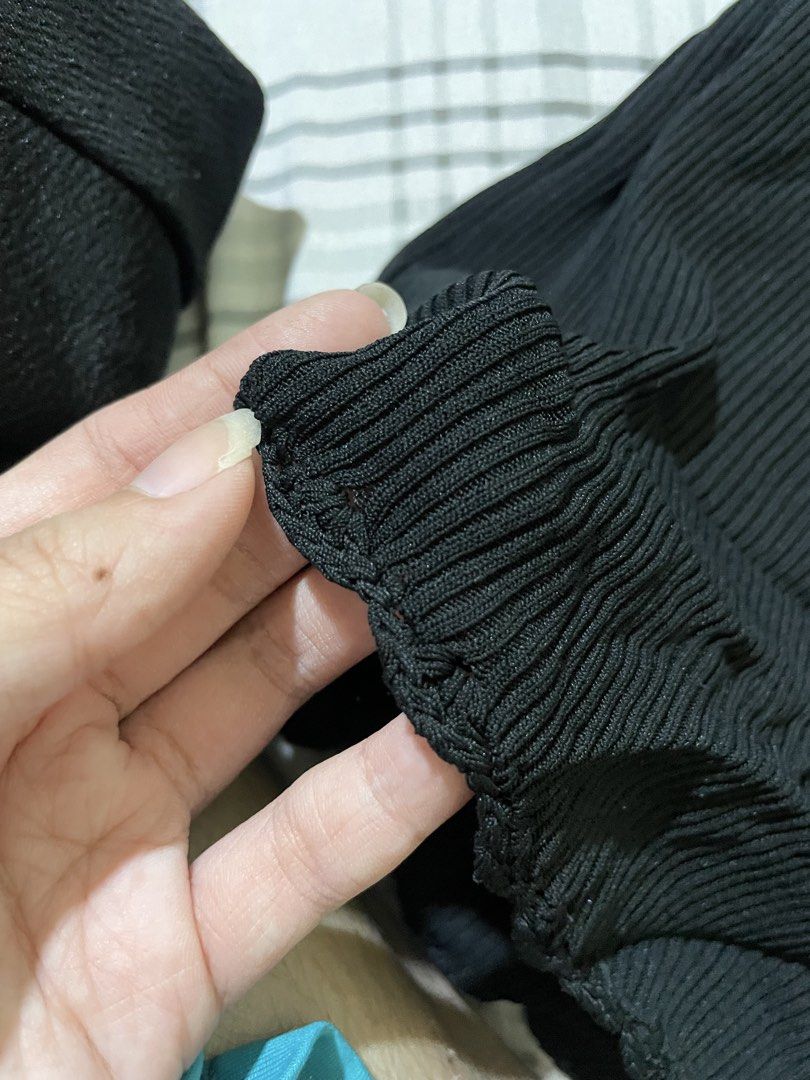 Black Fitted Top (Category: Sleeveless) located in Bulacan. Submitted by ohyul.06 (Listing ID 1463007580, Image 3). Description: .