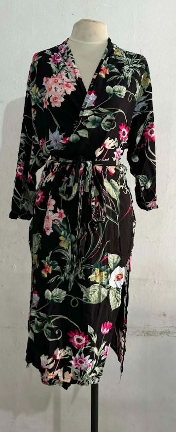 Black Floral Wrap Dress (Category: Dresses) located in Manila. Submitted by hyper.hertz. (Listing ID 1462902862, Image 1). Description: - Stunning black dress with a vibrant floral print. - Flattering wrap front with adjustable tie waist. - Elegant long sleeves. - Stylish side slit on the hem. Negotiations are available.