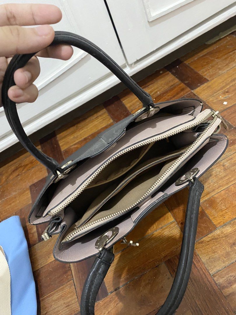 Black Hand Bag (Category: Shoulder Bags) located in Meycauayan. Submitted by jan_rio (Listing ID 1463018321, Image 2). Description: Bought from Ukay wala nang sling has a lot of compartments.
