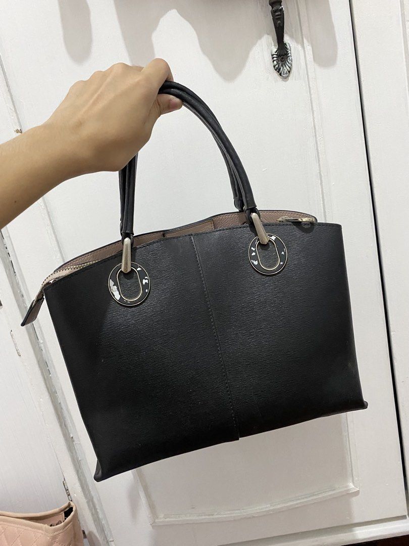 Black Hand Bag (Category: Shoulder Bags) located in Meycauayan. Submitted by jan_rio (Listing ID 1463018321, Image 1). Description: Bought from Ukay wala nang sling has a lot of compartments.