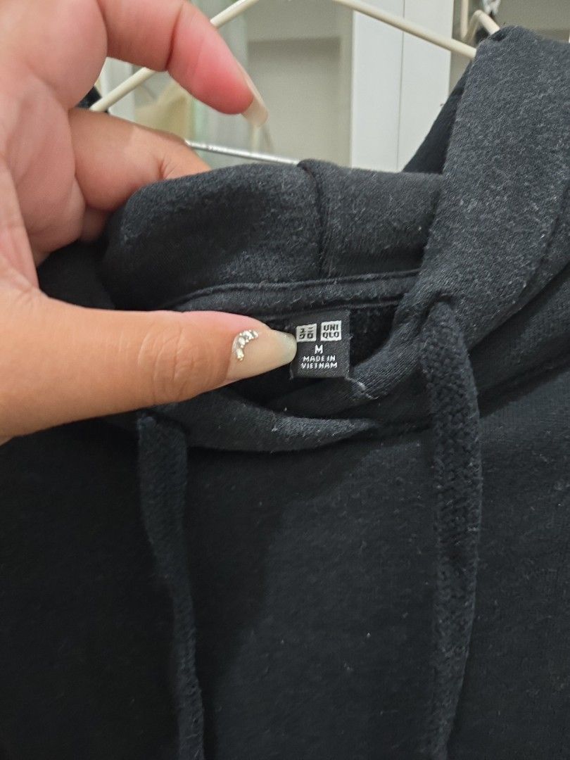 Black Hoodie - Uniqlo (Category: Hoodies) located in Agoncillo. Submitted by ariannacvii (Listing ID 1462999519, Image 2). Description: 👚 Pre-Loved Black Hoodie — ₱350 I’m currently decluttering my wardrobe and letting go of some of my pre-loved clothes! 🤍 • Size: M • Brand: Uniqlo • Condition: Lightly Used • Price: ₱350 ✨ Perfect for casual, everyday outfits and easy to style! 📌 IMPORTANT NOTE: Some of my clothes have been stored and unused f