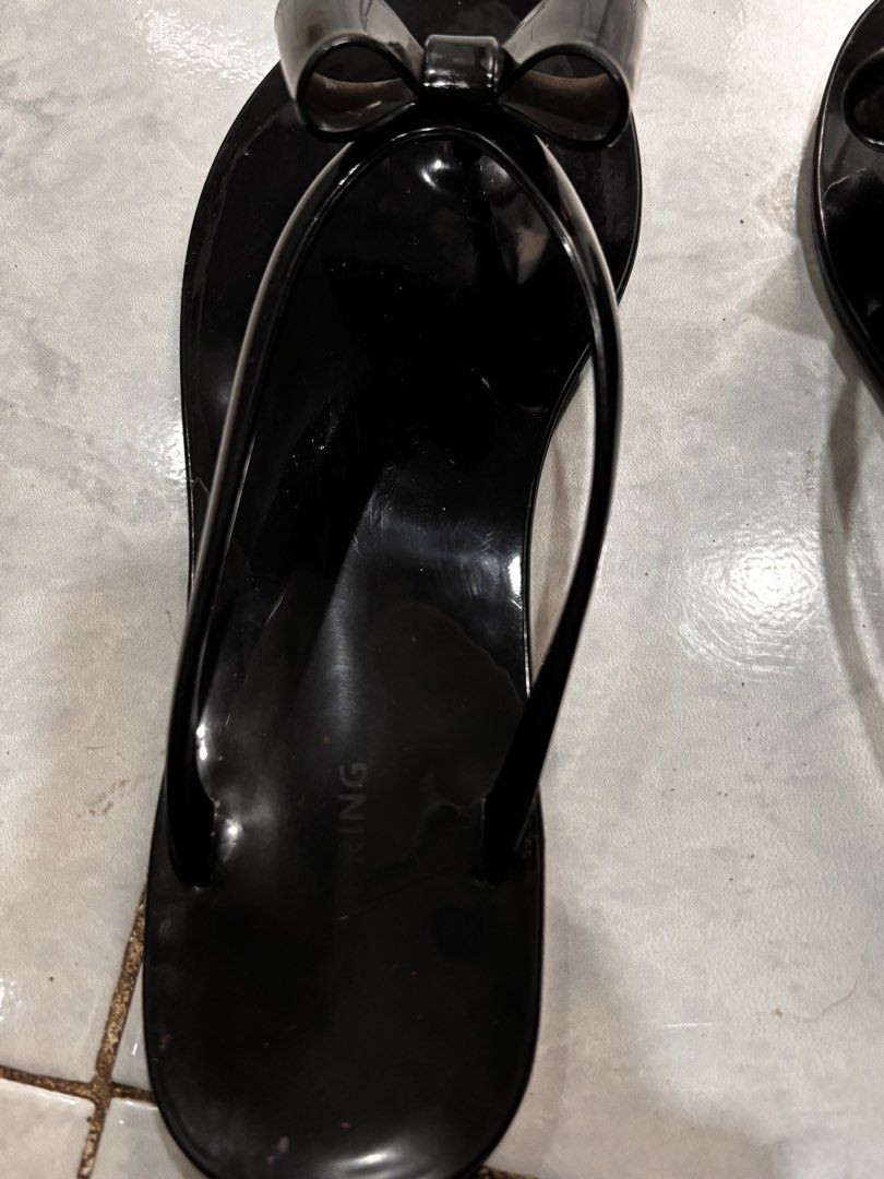 Black Jelly Flip Flops with Bow Detail (Category: Slippers and slides) located in Cainta. Submitted by kiddo2307 (Listing ID 1462929575, Image 1). Description: - Black jelly flip flops - Cute bow detail on the strap - Size: 36 - Fits slim feet, size 5-6 -seldom used -no flaws.