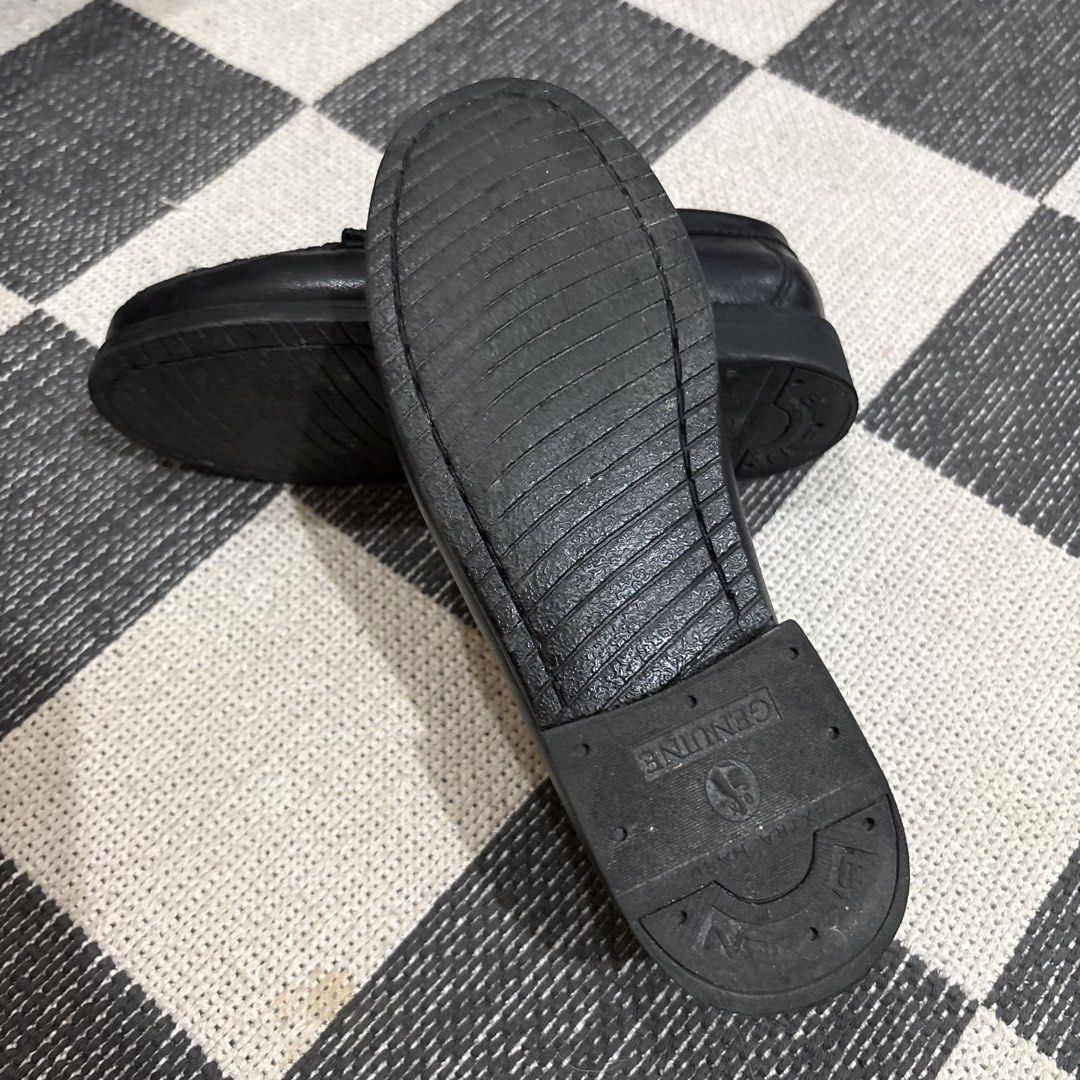 Black Leather Penny Loafers (Category: Loafers) located in Makati City. Submitted by sseurekiii (Listing ID 1463090936, Image 3). Description: Size 3 (22-23cm) Anniah penny loafers (local brand from marikina) Used twice.