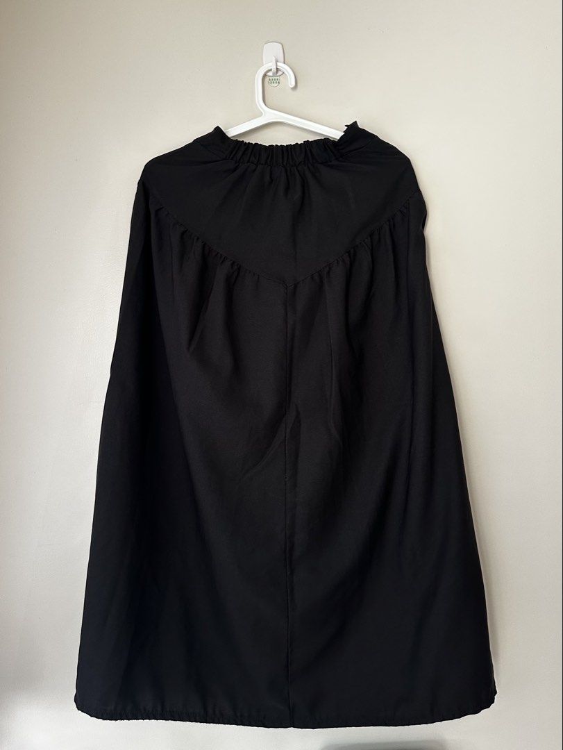 Black Midi Skirt (Category: Skirts) located in Makati City. Submitted by rabbitnica (Listing ID 1463016792, Image 2). Description: Fits S to semi-M Very flattering! I always get compliments when i wear this Rfs: Got a bit bigger kaya di na kasya hahah .