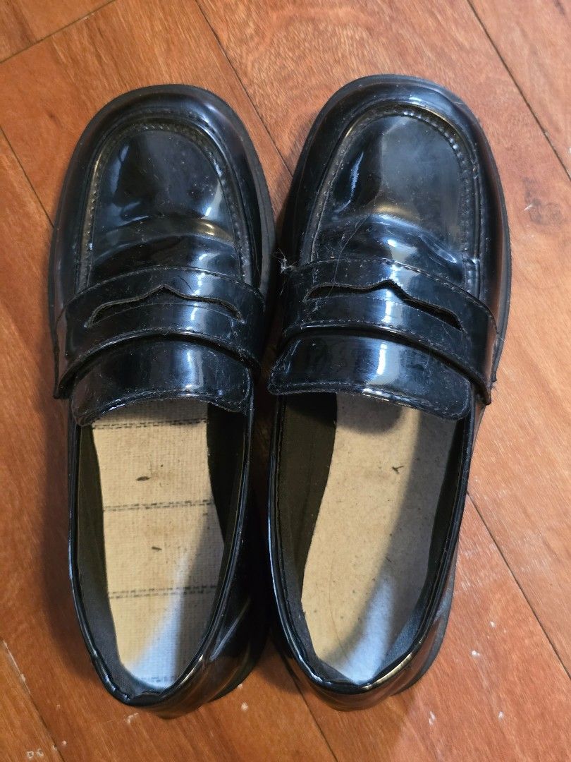Black Patent Chunky Platform Loafers (Category: Loafers) located in Quezon City. Submitted by dix888 (Listing ID 1462909410, Image 1). Description: - Black patent loafers - Chunky platform sole - Classic penny loafer design - Visible wear on soles and insoles - Easy slip-on style - Size 235.