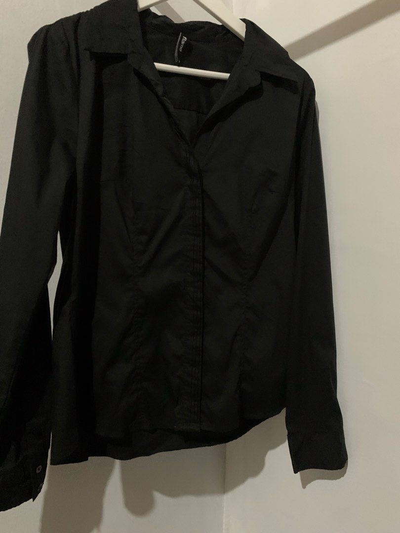 Black polo sleeves medium on tag (Category: Longsleeves) located in Manila. Submitted by spaceshop12345 (Listing ID 1463025745, Image 3). Description: .