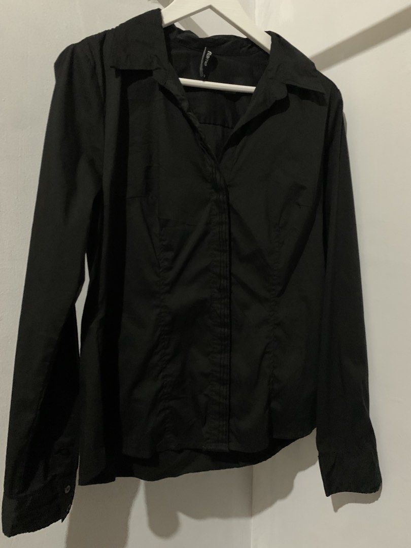 Black polo sleeves medium on tag (Category: Longsleeves) located in Manila. Submitted by spaceshop12345 (Listing ID 1463025745, Image 1). Description: .