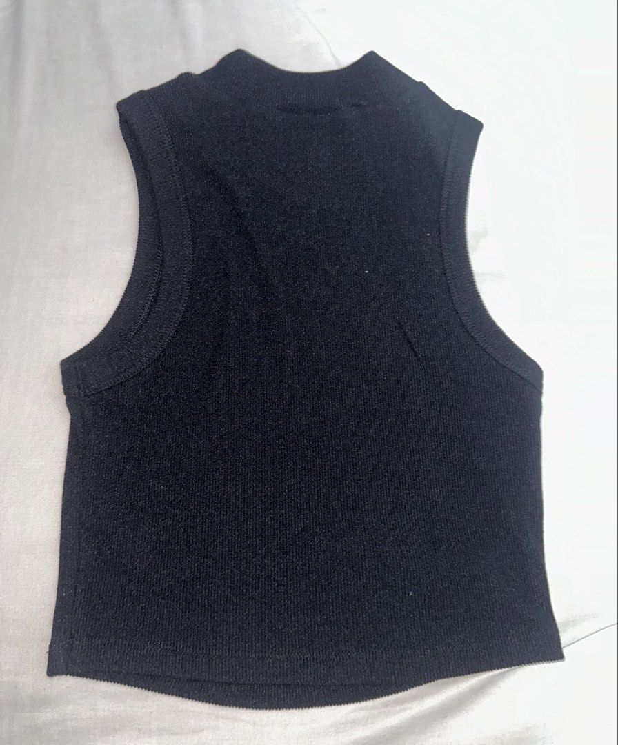 Black Ribbed Mock Neck Sleeveless Crop Top (Category: Sleeveless) located in Manila. Submitted by etain.xo (Listing ID 1463038505, Image 1). Description: - Black ribbed sleeveless crop top - Mock neck design - Fits size S/M - Comfortable and stretchy material - Perfect for layering or wearing on its own - Easily pairs with jeans or skirts - A versatile addition to your wardrobe.