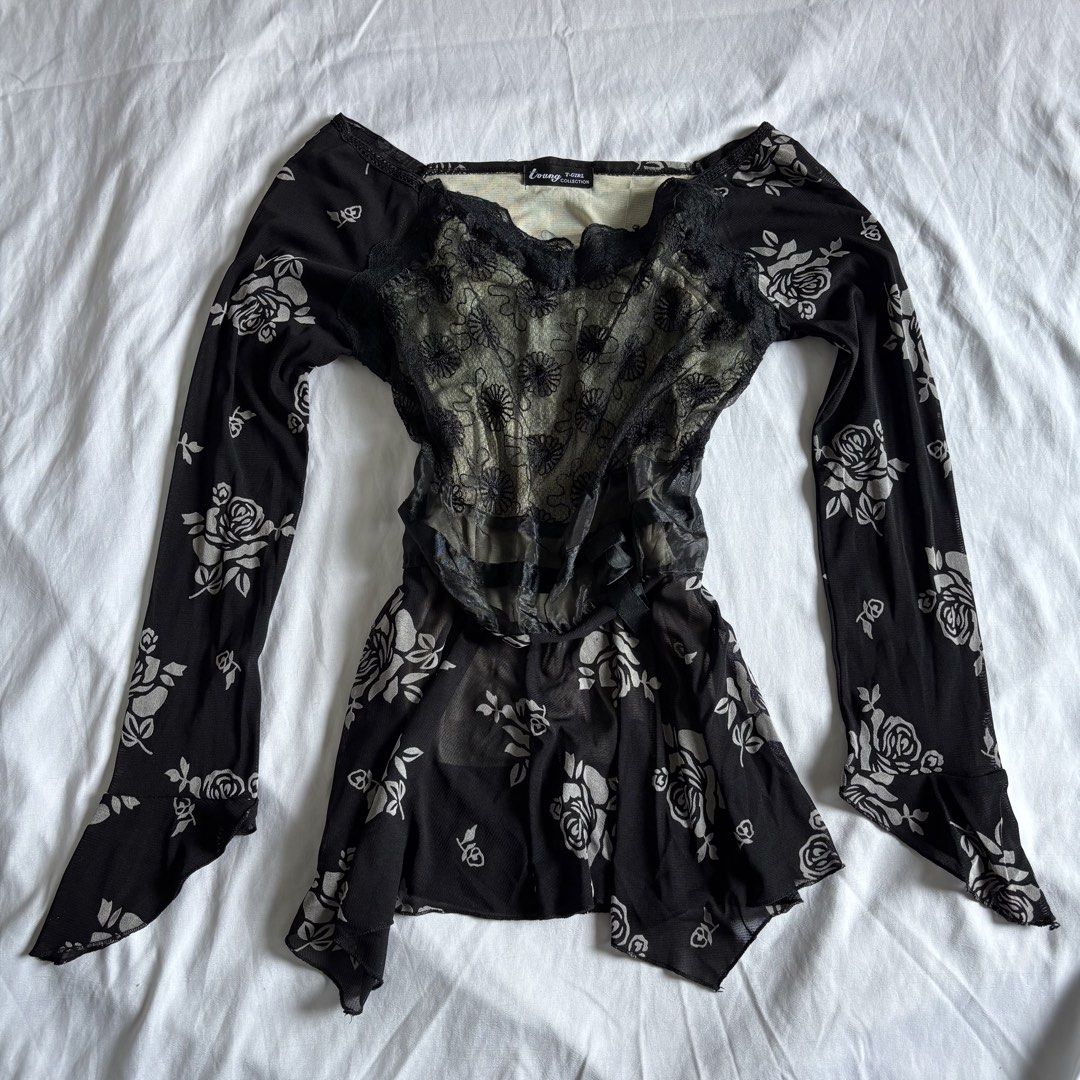 Black Rose Lace Long Sleeve Top goth (Category: Longsleeves) located in Quezon City. Submitted by yamakento (Listing ID 1462947740, Image 1). Description: best fits medium.