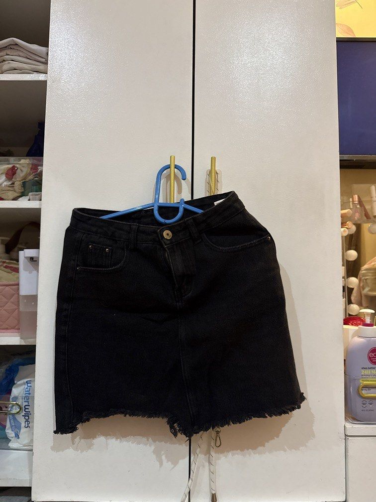 Black skirt (Category: Skirts) located in Imus. Submitted by mysticstar_f121de (Listing ID 1462926712, Image 1). Description: Inner shorts.