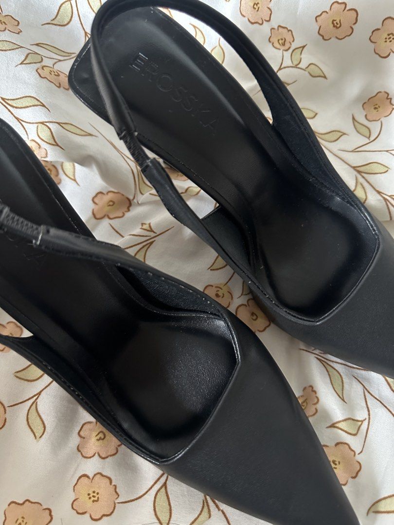 Black Slingback Heels Size 35 (Category: Heels) located in Lipa City. Submitted by chiechums (Listing ID 1462949403, Image 2). Description: - Type: Black Slingback Heels - Size: 35 - Design: Pointed toe - Fit: Elastic strap at the back for a secure fit - Heel: Unique sculpted shape - Style: Perfect for dressing up or down.