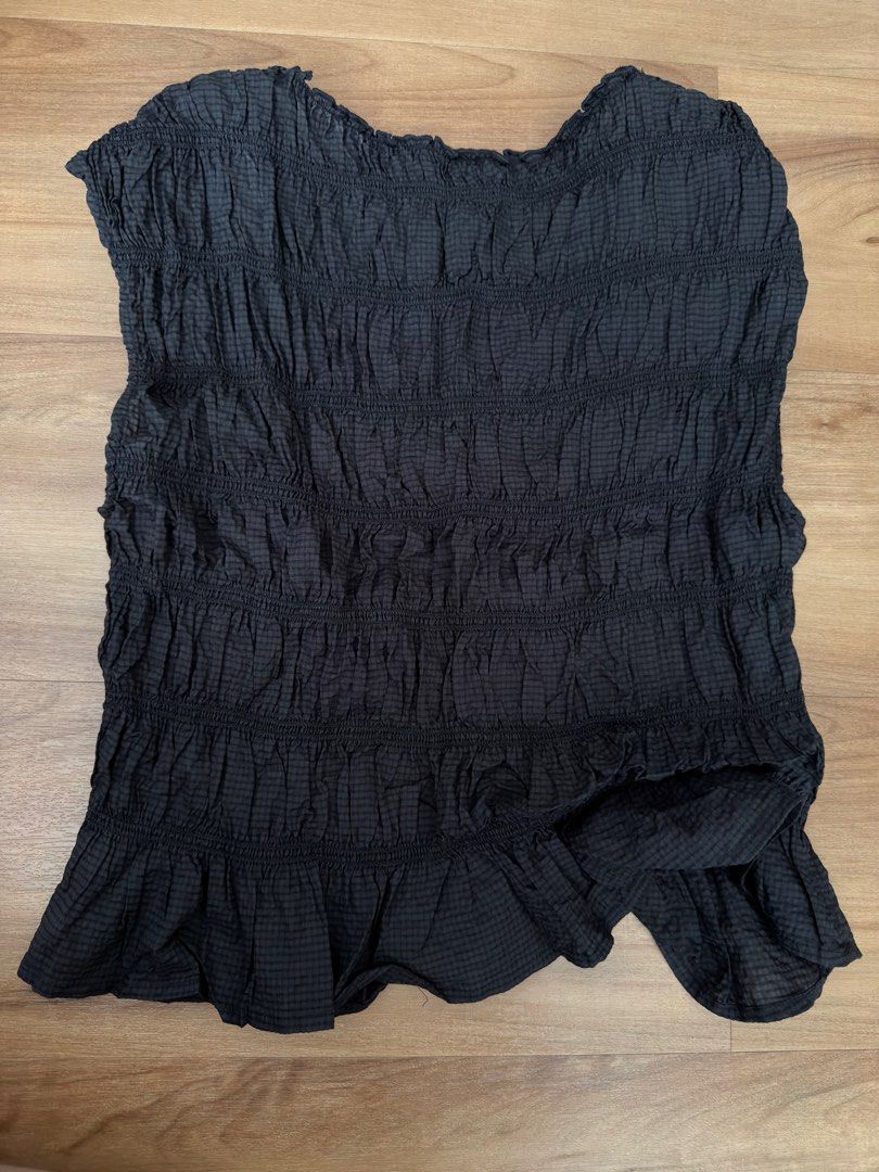 Black Smocked Gingham Puff Sleeve Top (Category: Blouses) located in Quezon City. Submitted by bschu (Listing ID 1462938015, Image 2). Description: - Chic black top with a classic gingham pattern. - Features a trendy smocked bodice and adorable puff sleeves. - Comfortable elasticated neckline for easy wear. - Flirty ruffled hem adds a touch of flair. - Estimated size: Medium. - Ideal for casual everyday style..