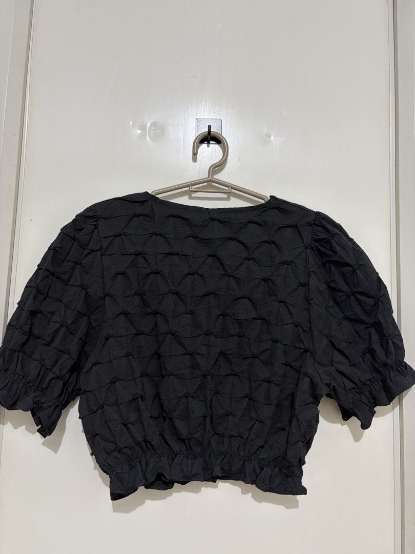 Black Textured Square Neck Puff Sleeve Crop Top (Category: Blouses) located in Pasig City. Submitted by carissuh99 (Listing ID 1462994931, Image 2). Description: - Cute black crop top - Textured fabric - Square neckline - Puff sleeves with ruffled cuffs - Elasticated hem - Easy to style for casual or dressed-up looks.