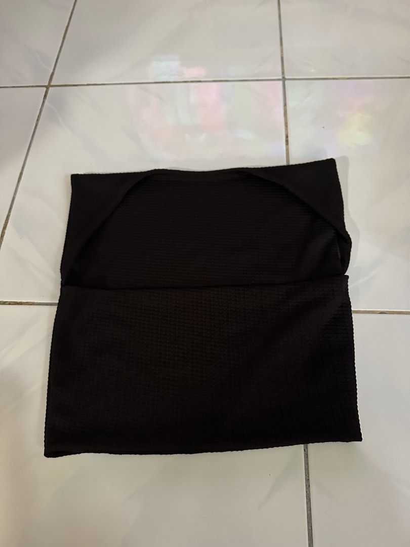 Black Textured Square Neck Top (Category: Scarves) located in Caloocan City. Submitted by triciacab (Listing ID 1462935462, Image 1). Description: - Black textured scarf - Soft and comfortable material - Can be styled in multiple ways - Perfect for adding warmth or a touch of style.