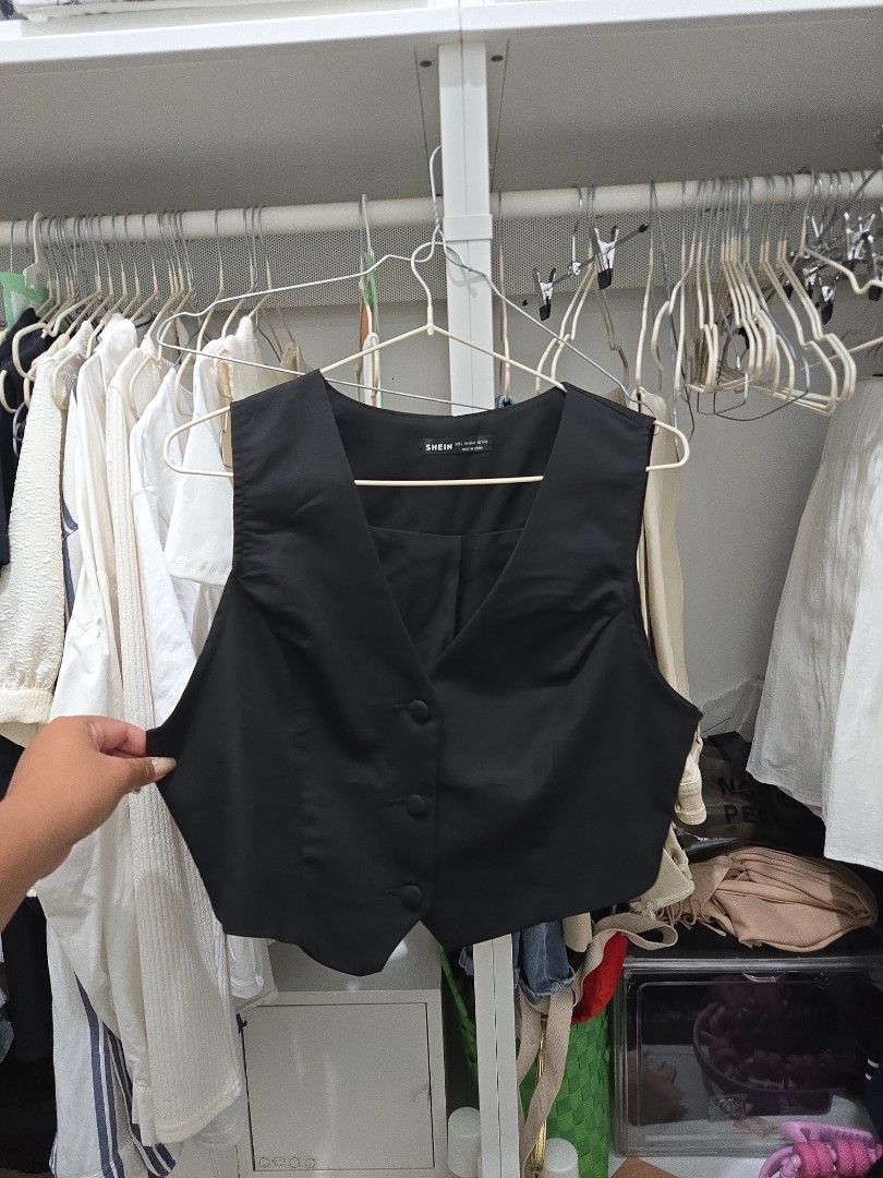 Black Vest - SheIn (Category: Sleeveless) located in Agoncillo. Submitted by ariannacvii (Listing ID 1462986388, Image 1). Description: 👚 Pre-Loved Black Vest — ₱150 I’m currently decluttering my wardrobe and letting go of some of my pre-loved clothes! 🤍 • Size: L • Brand: SheIn • Condition: Like New • Price: ₱150 ✨ Perfect for casual, everyday outfits and easy to style! 📌 IMPORTANT NOTE: Some of my clothes have been stored and unused for quit