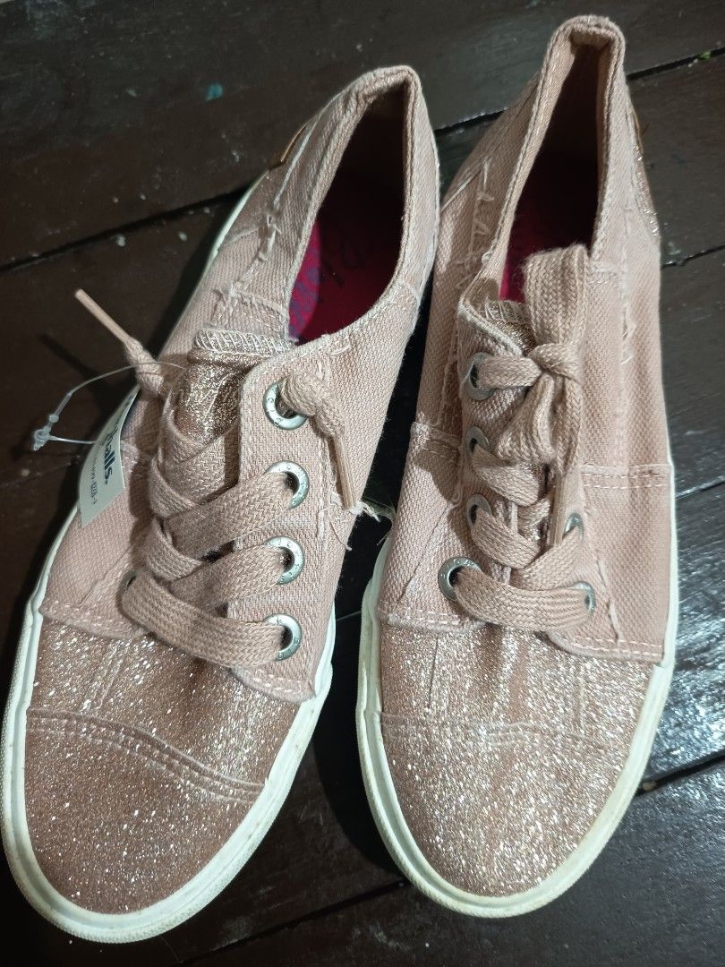 Blowfish Sneakers (Category: Babies & Kids Fashion) located in Quezon City. Submitted by jeanne_astorga08 (Listing ID 1462899045, Image 1). Description: selling it low dahil nasa cabinet lang. needs cleaning.